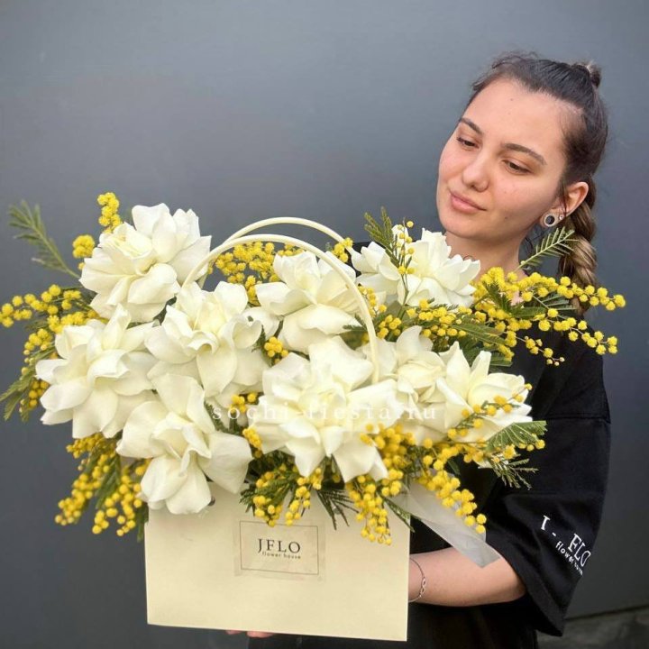 Французские Розы и мимоза  в сумочке  в Дубае