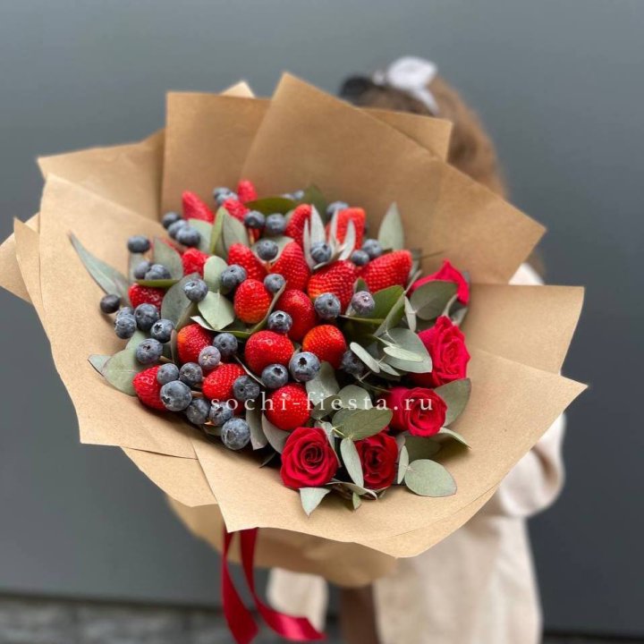 Клубника и голубика с цветами в Дубае