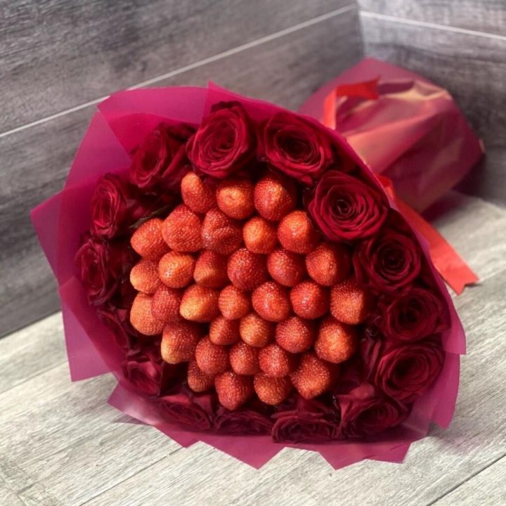 Клубничный букет с розами в Дубае