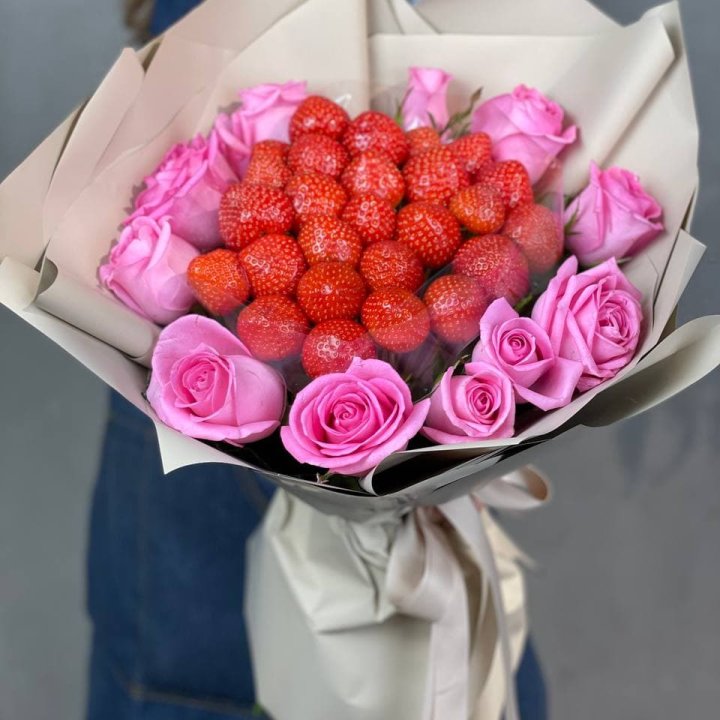 Клубника и розы в Дубае
