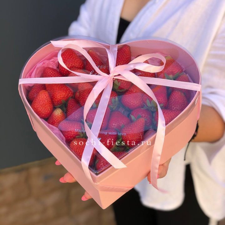 Коробочка сердце  с клубникой в Дубае
