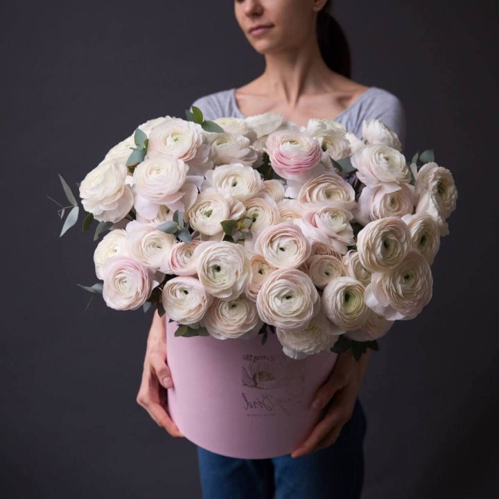 Бокс с ранункулюсами в Дубае