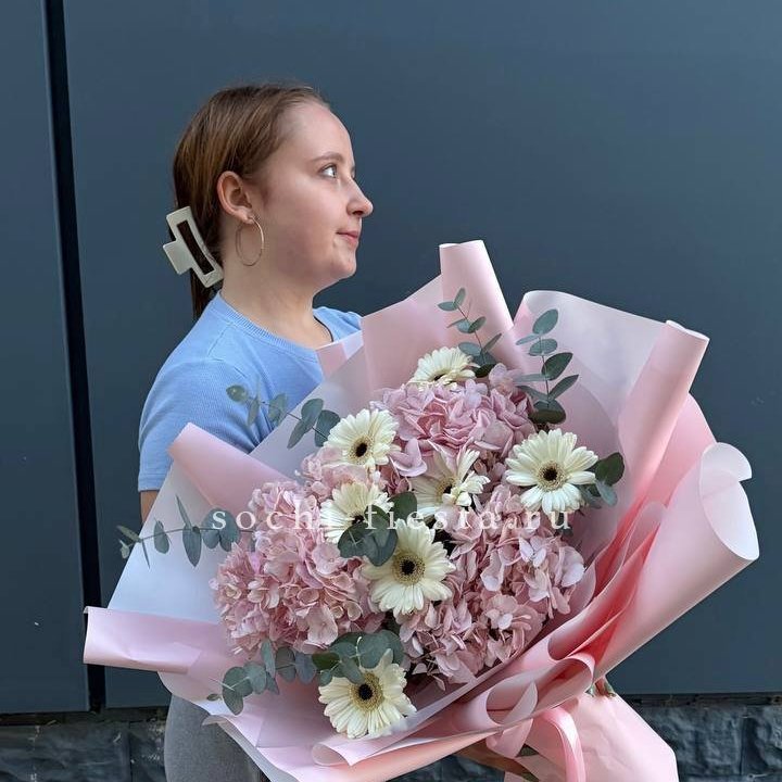 Букет "Знак любви" в Дубае
