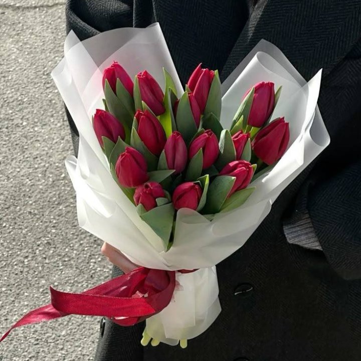 15 красных тюльпанов в Дубае