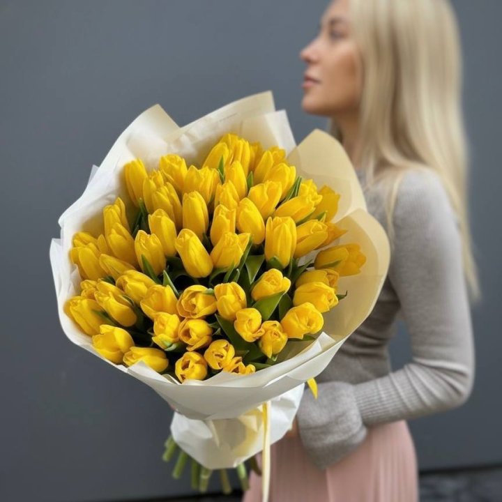 51 желтый тюльпан в Дубае