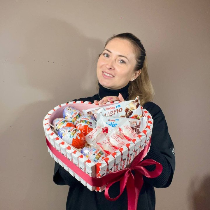 Подарочный набор сердце с Киндерами в Дубае