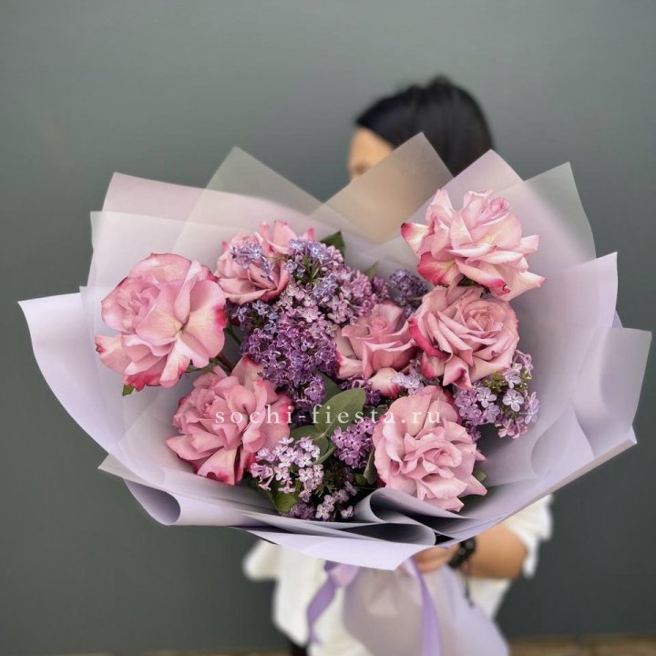 Букет из розовых роз и сирени в Дубае