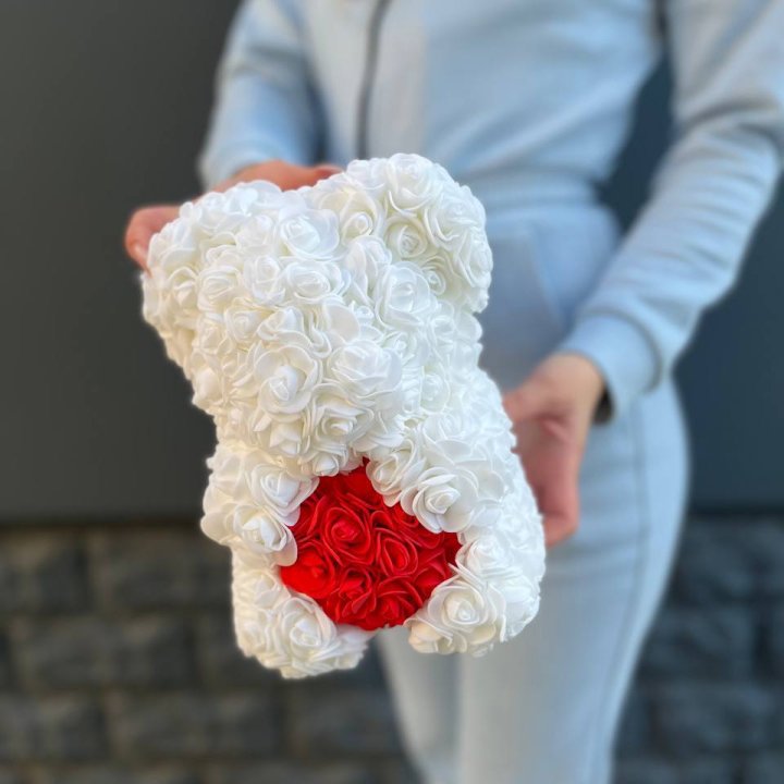 Медведь с красным седцем в Дубае