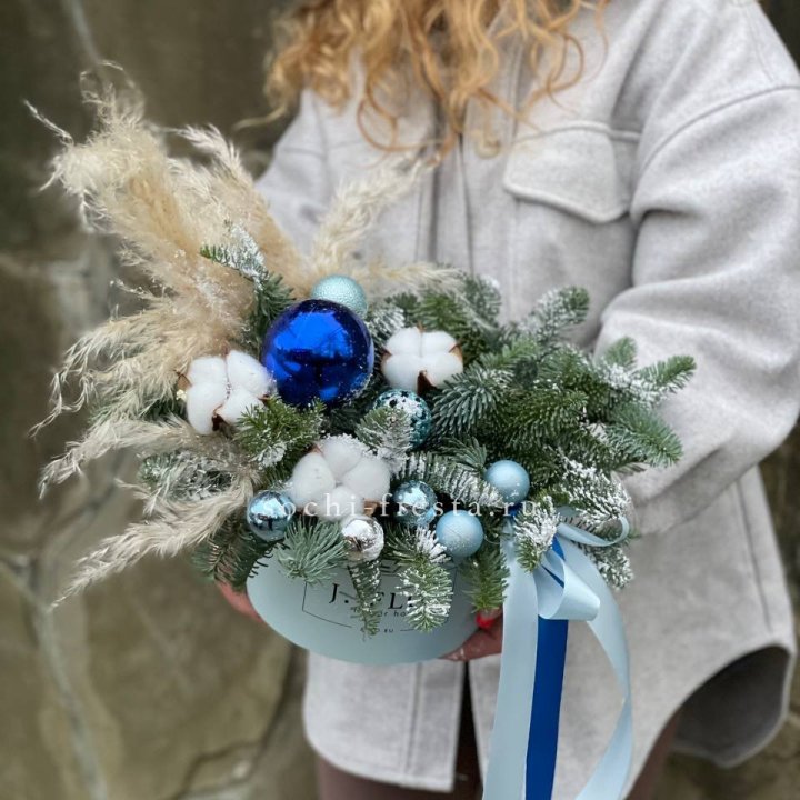 Новогодняя композиция в коробке блю в Дубае