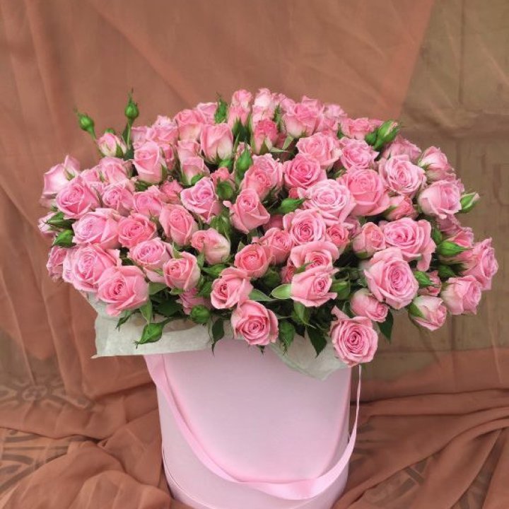 Кустовые розы в коробке в Дубае