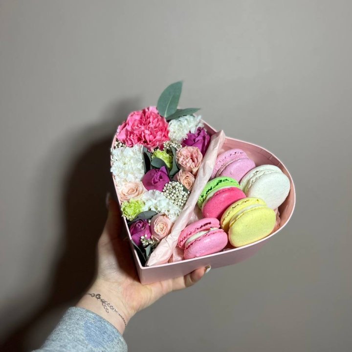 Дуо цветы и макаронсы в Дубае