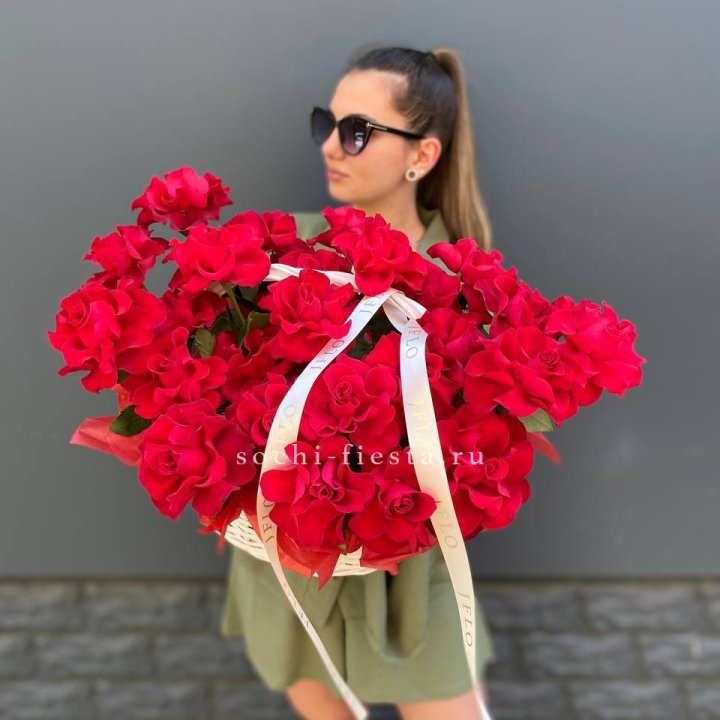 Красные французские розы в корзине в Дубае