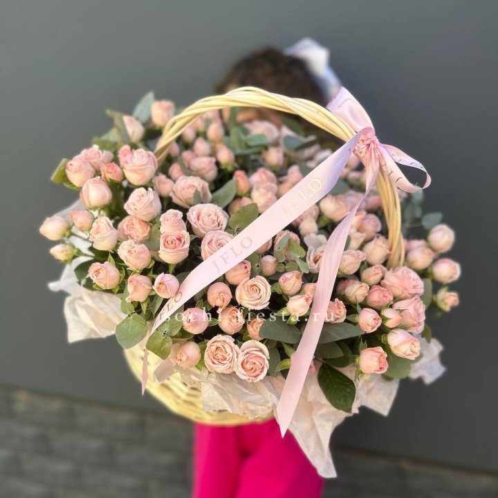 Корзина кустовых пионовидных роз в Дубае