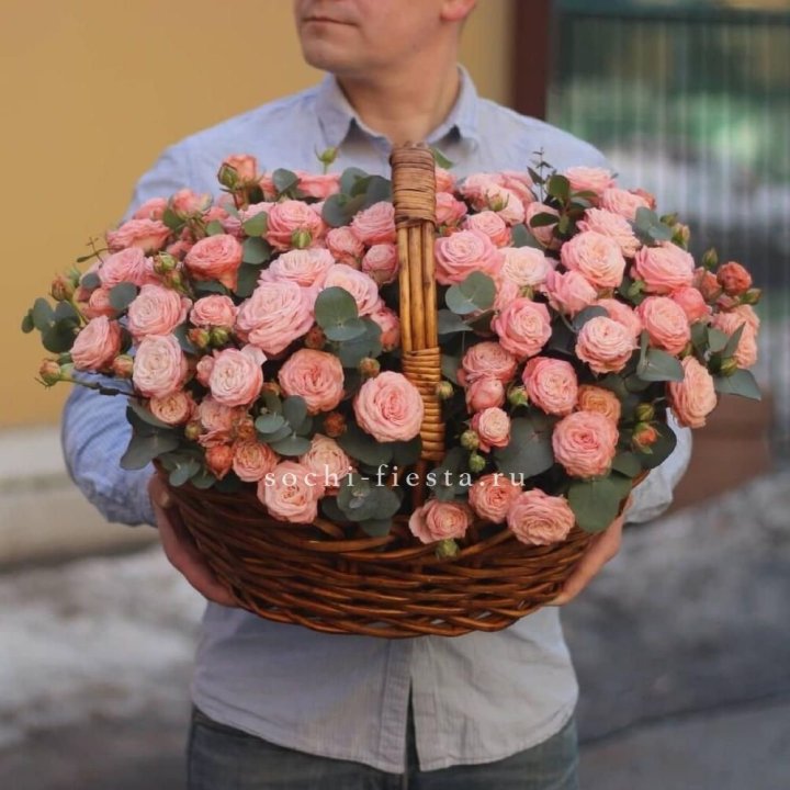 Корзина из 101 пионовидной розы в Дубае