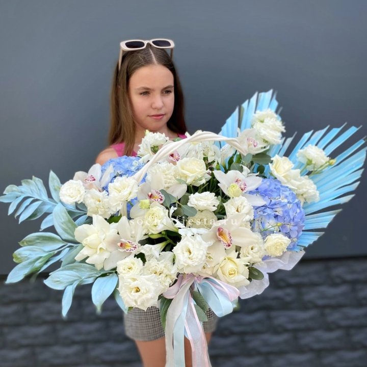 Цветочная корзина "Блю винч" в Дубае