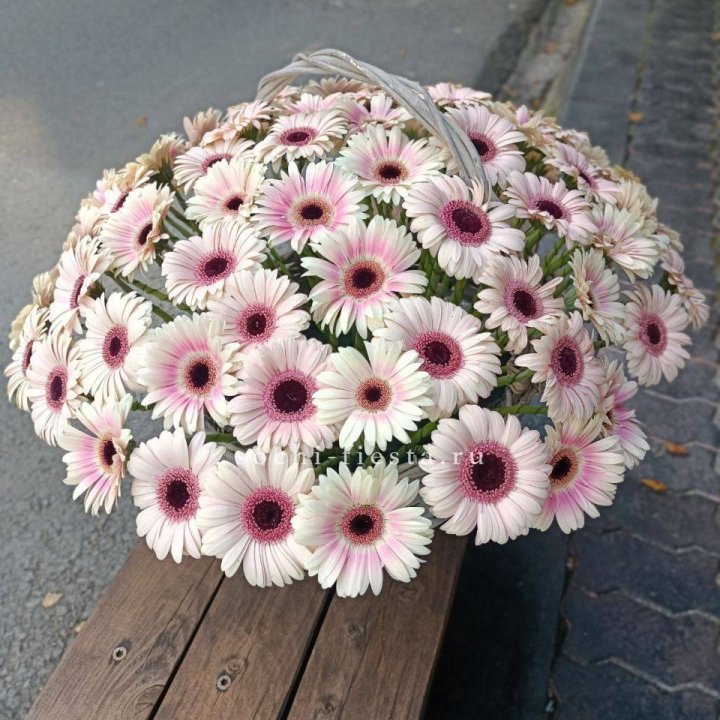 Корзина с герберами  в Дубае