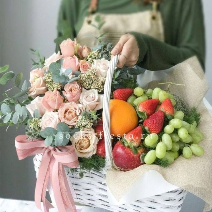 Фруктовая корзина c цветами в Дубае