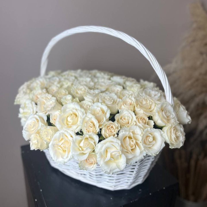 101 белая роза в корзине в Дубае