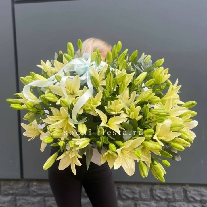 Лилии в корзине в Дубае