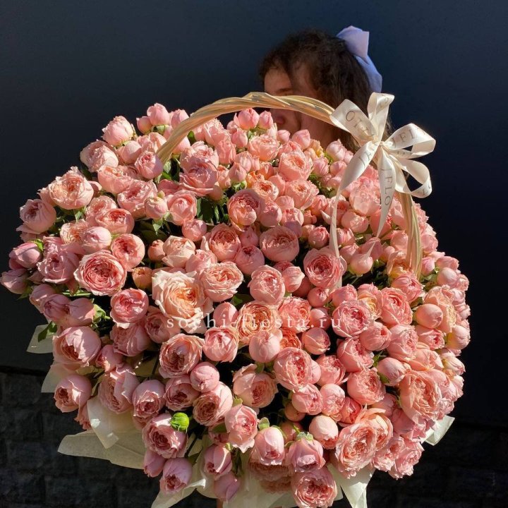 Корзина из пионовидных роз в Дубае