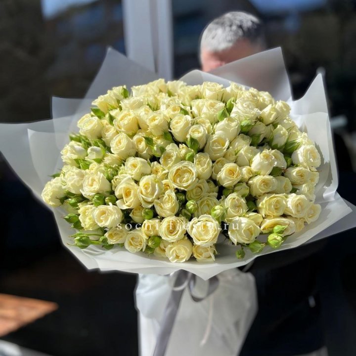Белые кустовые розы 31 шт в Дубае