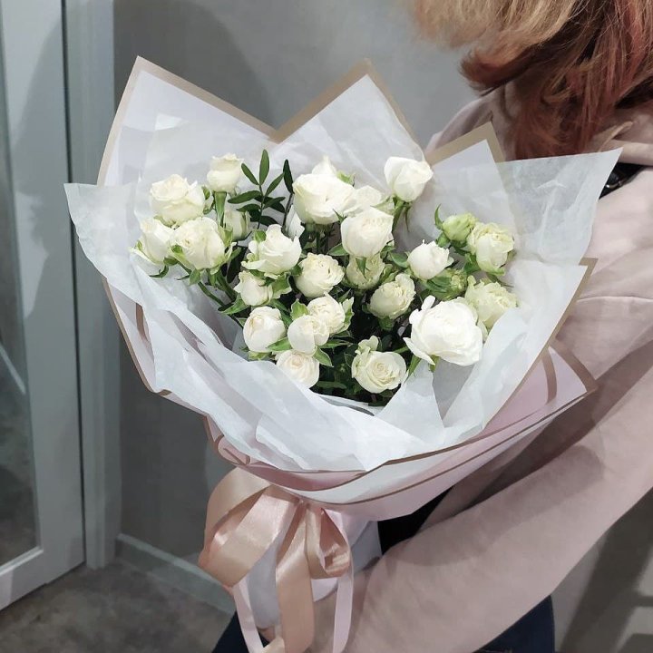 Белоснежные кустовые розы в Дубае