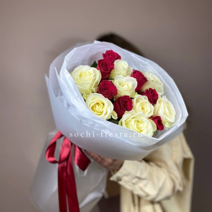 Букет из красных белых 15 роз в Дубае
