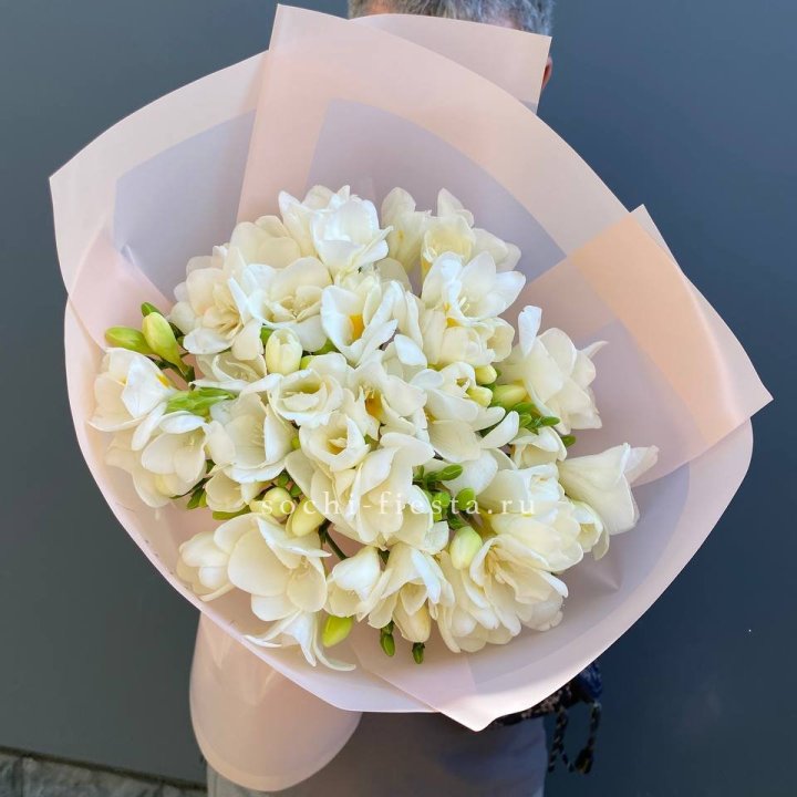Букет белых фрезий  в Дубае