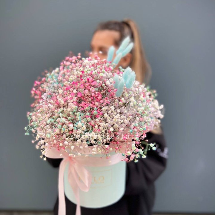 9 Радужных гипсофилы в шляпной коробке в Дубае