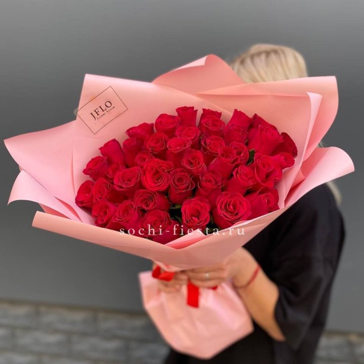 35 красных роз в Дубае