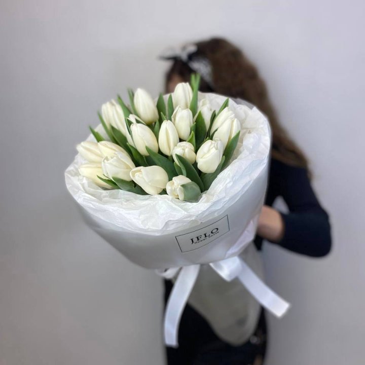  19 белых воздушных тюльпанов в Дубае