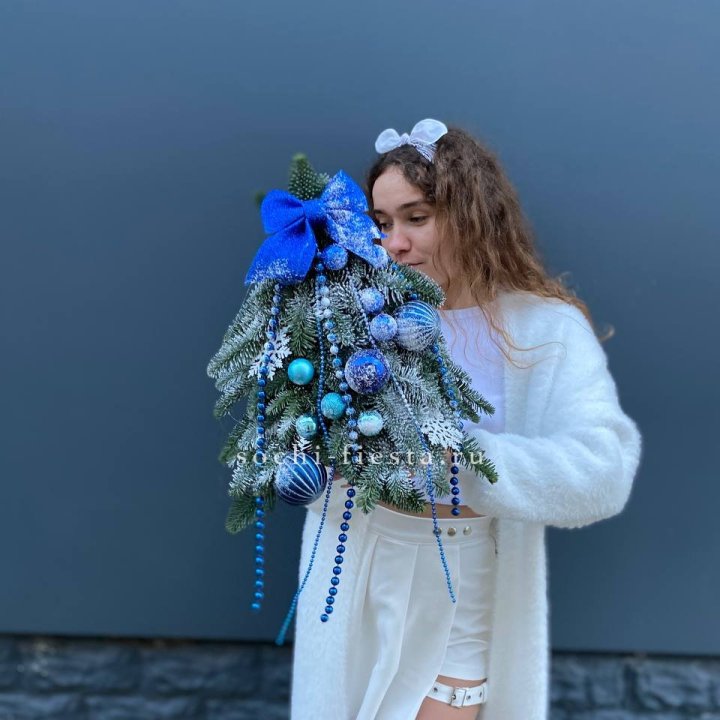 Новогодняя елочка "Блю" в Дубае