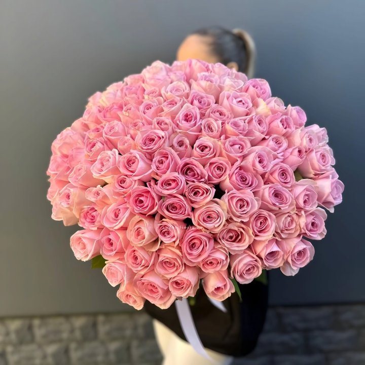 Охапка из 101 розовой розы в Дубае