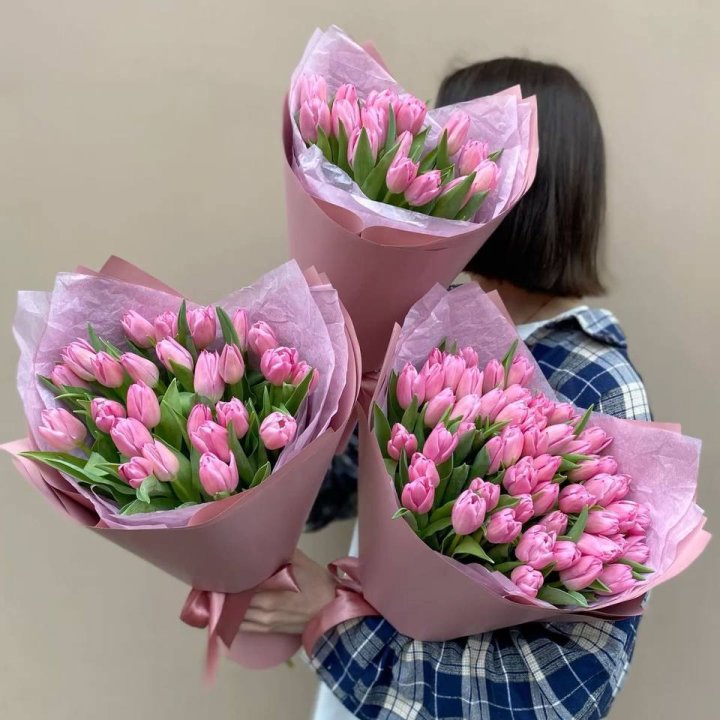 Букет розовых тюльпанов в Дубае