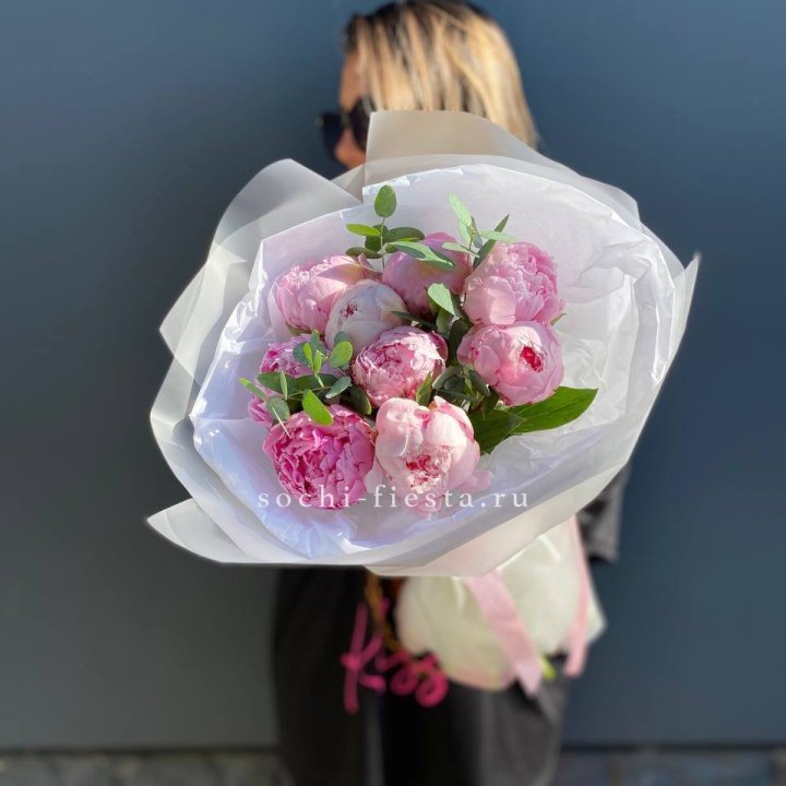 9 пионов с эвкалиптом в Дубае