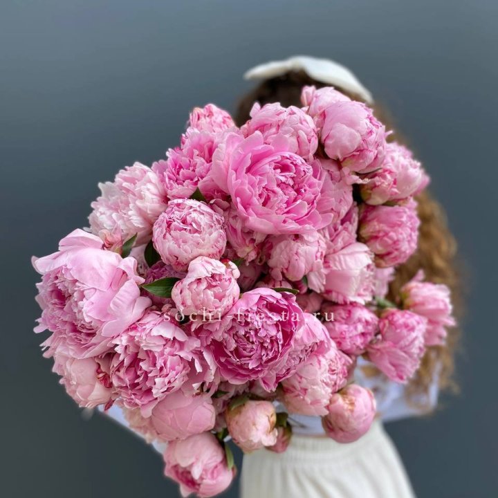 Охапка из 35 пионов в Дубае