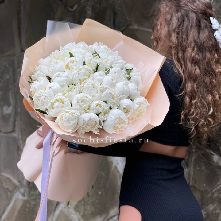 35 белых пион в Дубае