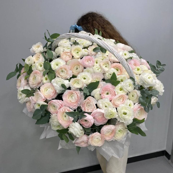 Ранункулюсы в корзине в Дубае