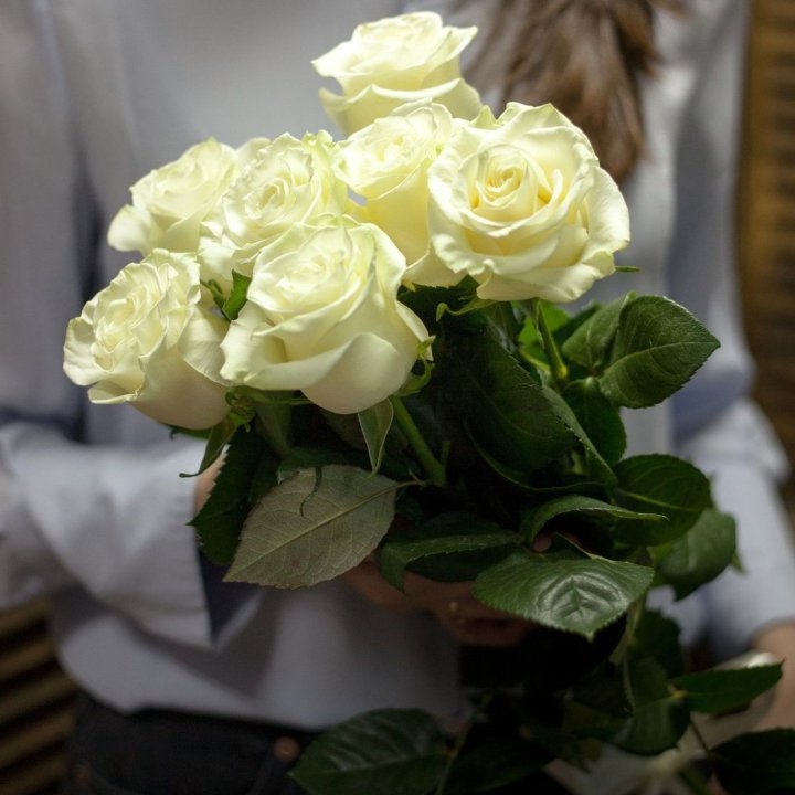 7 белых роз в Дубае