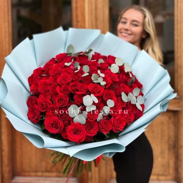101 красная роза с эвкалиптом в Дубае