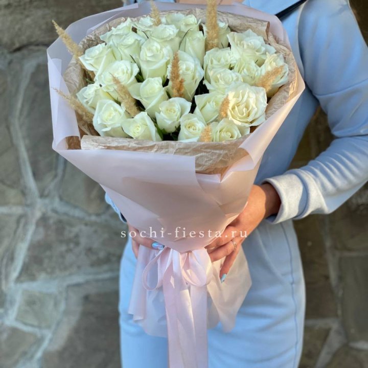 25 белых роз с сухоцветами в Дубае