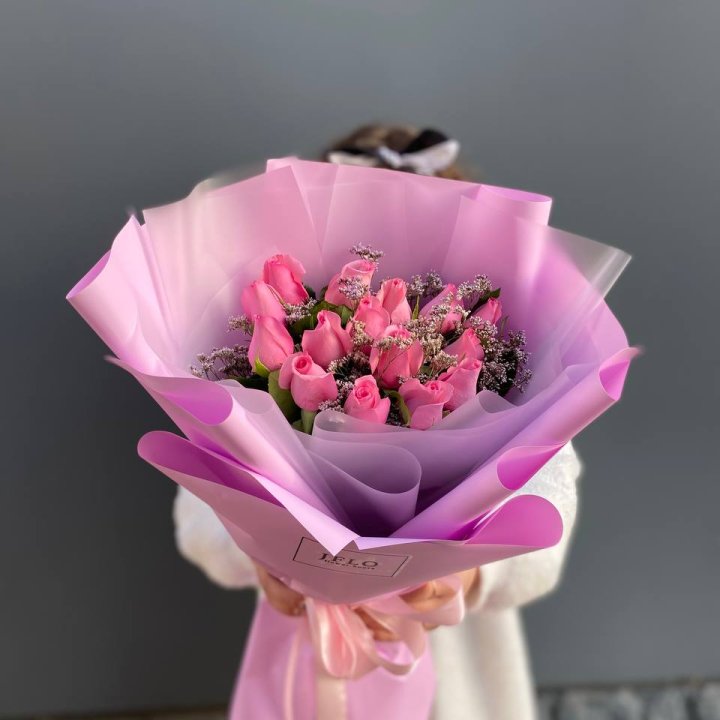 15 розовых роз с лимониумом в Дубае