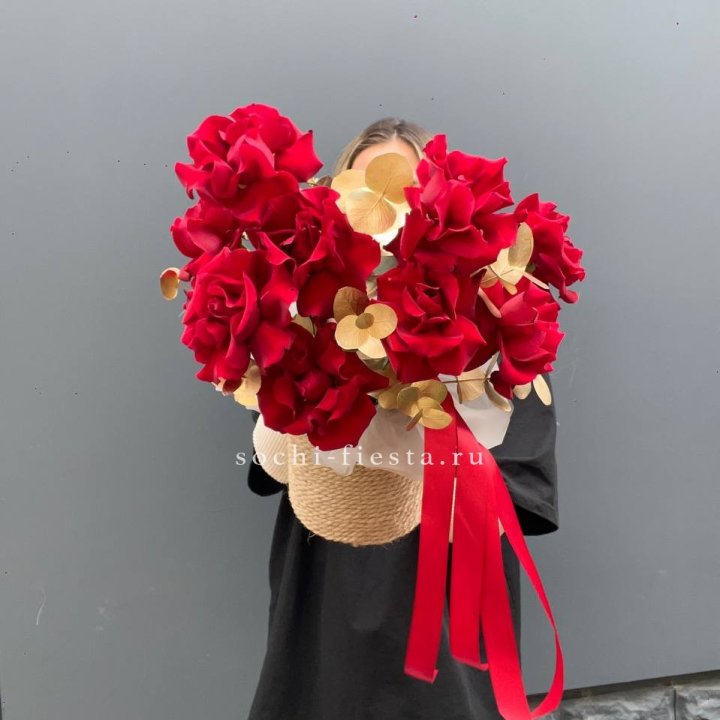 Красные французские розы в джутовом кашпо в Дубае