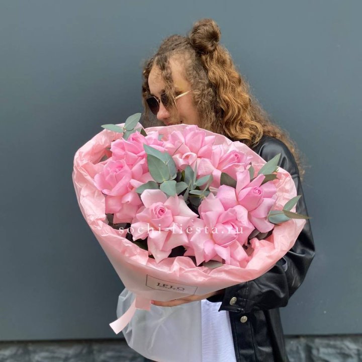 7 розовых роз в Дубае