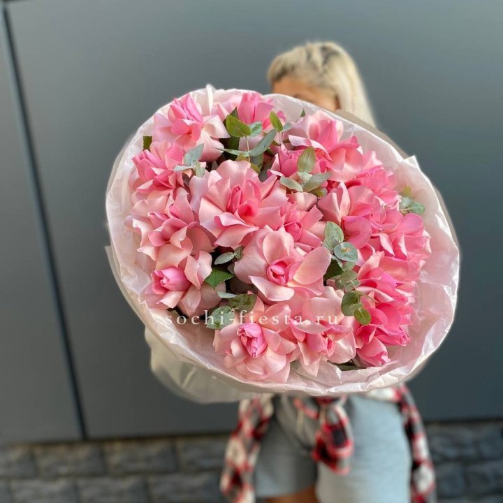 17 розовых роз в Дубае