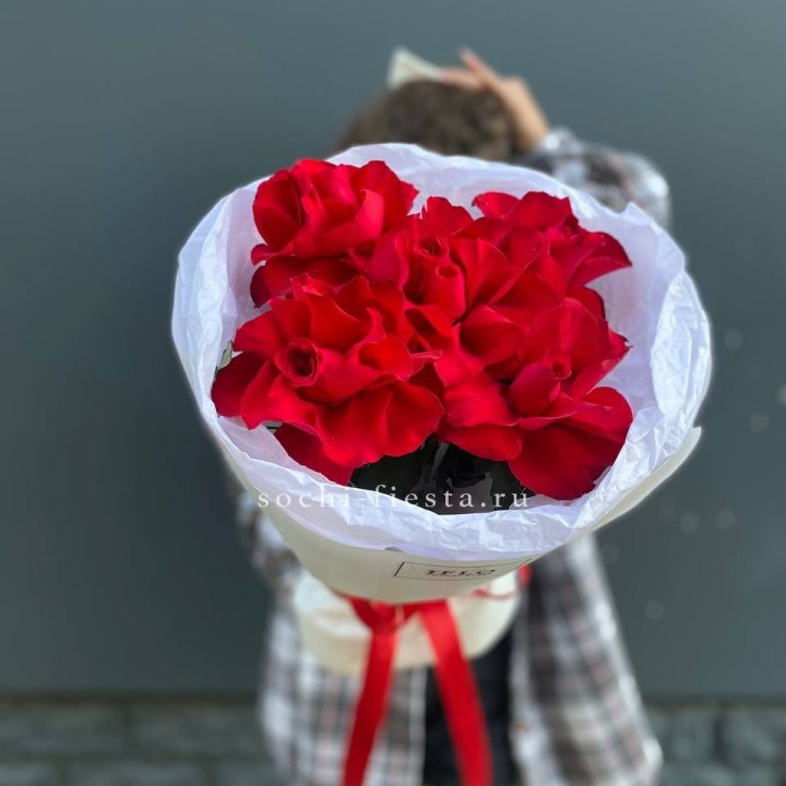 5 французских красных роз в Дубае