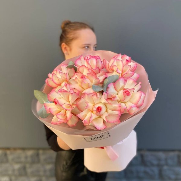 7 French Jumilia Roses