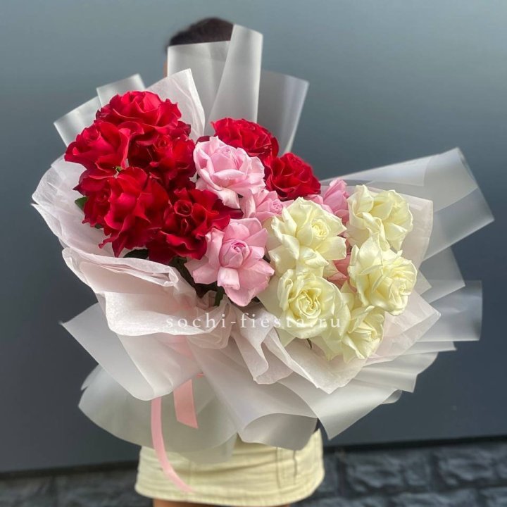 Микс из 17 роз в Дубае