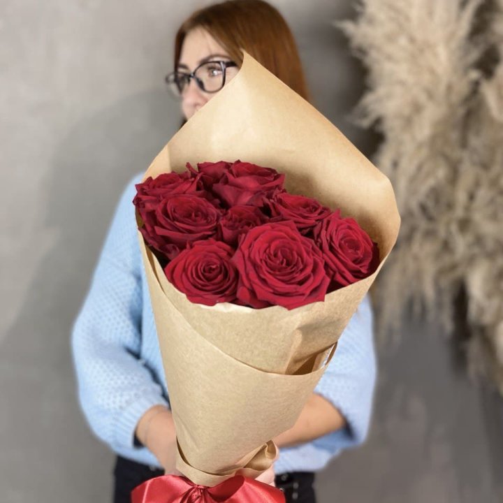9 красных роз в крафте в Дубае