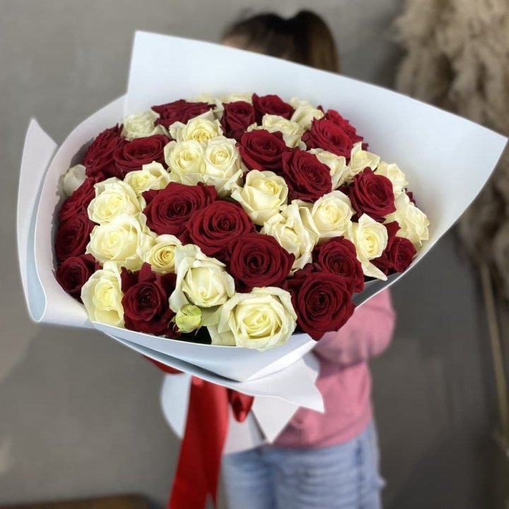 51 красная и белая роза в Дубае